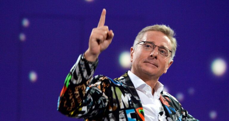 Paolo Bonolis durante un’intervista televisiva, mentre riflette con intensità