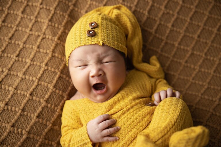Bambino che dorme profondamente, simbolo di riposo, calma e benessere interiore