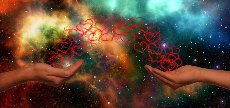 Due mani che si tendono in un universo colorato, collegate da una scia di cuori rossi, simbolo di amore universale e connessione energetica